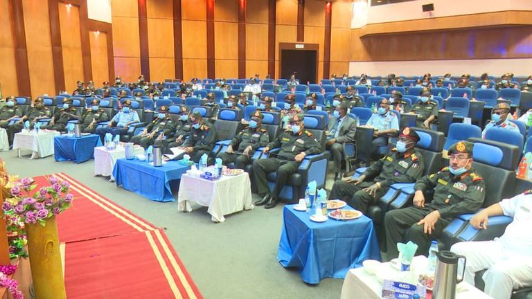 البرهان يلتقي الضباط برتبة العميد واللواء