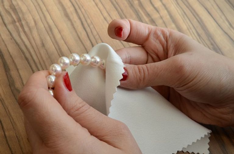 العناية بإكسسوارات الحُلي المرصعة باللؤلؤ 