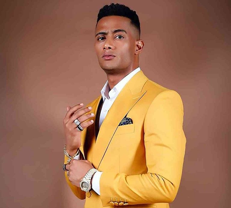 محمد رمضان داخل كابينة قيادة الطائرة والطيار أبواليسر