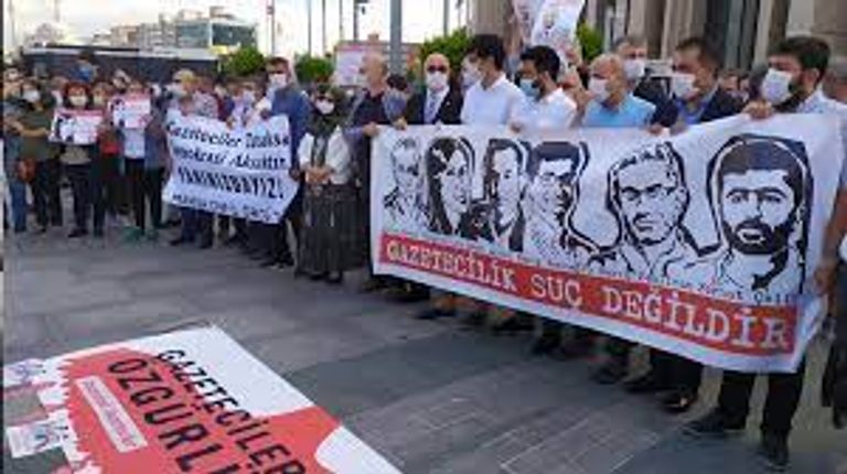 الصحفية مليس ألفان