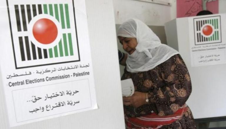 سيدة فلسطينية تدلي بصوتها في انتخابات سابقة