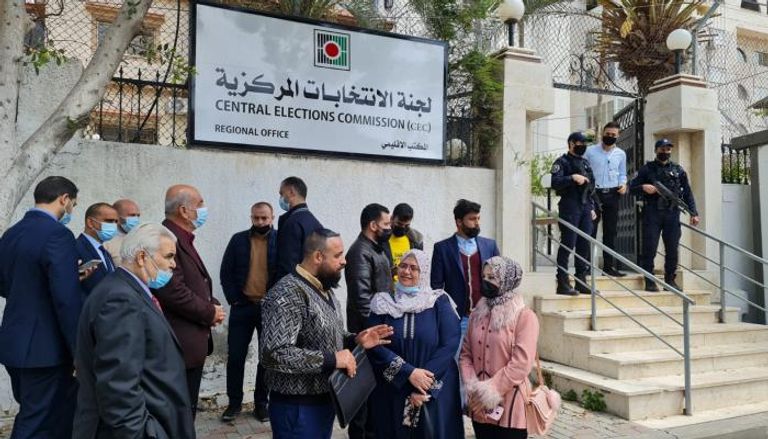 سيدة فلسطينية تدلي بصوتها في انتخابات سابقة