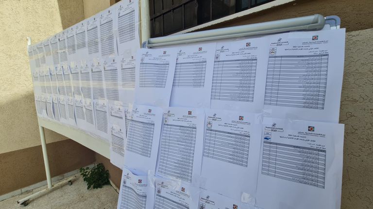 سيدة فلسطينية تدلي بصوتها في انتخابات سابقة