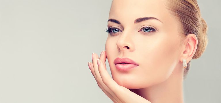 الجاذبية عنوان المكياج في ربيع/صيف 2021 -أرشيفية