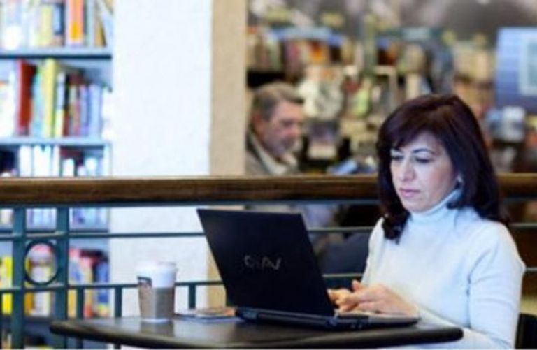 الروائية العراقية دنيا ميخائيل الروائية العراقية دنيا ميخائيل