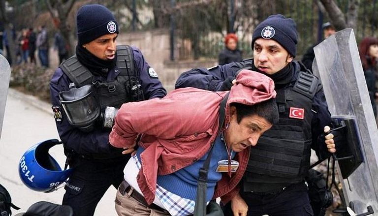 الشرطة التركية خلال اعتقال سابق لأحد الأشخاص