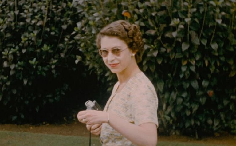 الملكة الشابة تحمل في يديها كاميرا التصوير - ديلي ميل