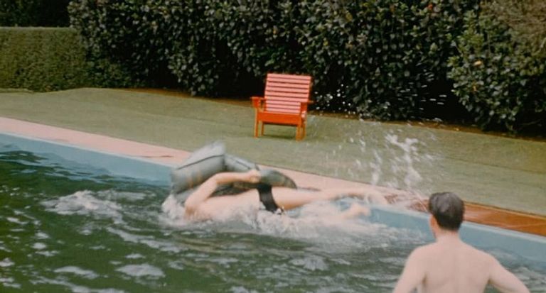 الملكة الشابة تحمل في يديها كاميرا التصوير - ديلي ميل