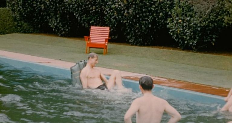 الملكة الشابة تحمل في يديها كاميرا التصوير - ديلي ميل