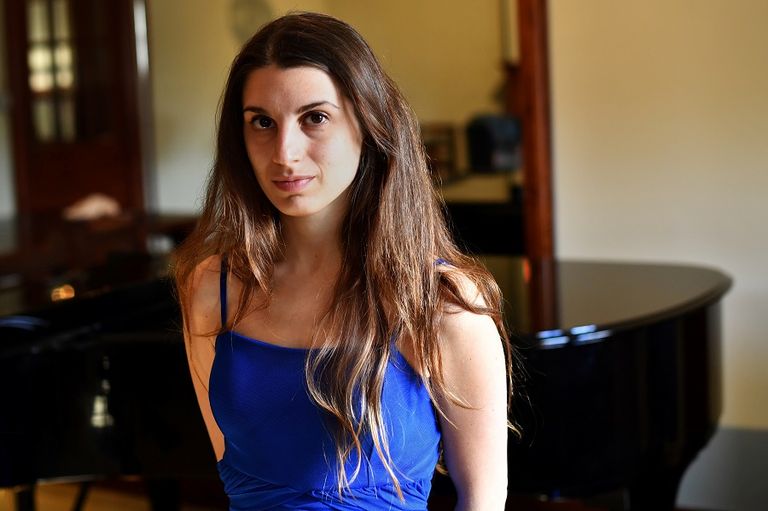 إحدى المتسابقات في مسابقة البيانو ببريطانيا احد المتسابقين يقدم عزفه على البيانو أمام الكاميرا