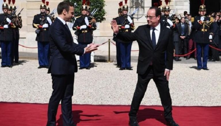 الرئيسان الفرنسيان الحالي إيمانويل ماكرون والسابق فرانسوا أولاند