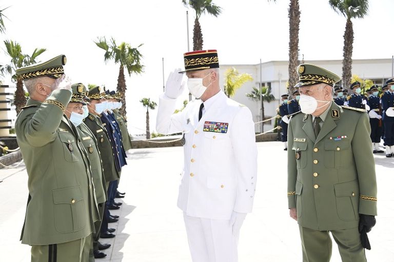 جانب من مراسم استقبال قائد أركان الجيوش الفرنسية بالجزائر جانب من مراسم استقبال قائد أركان الجيوش الفرنسية بالجزائر