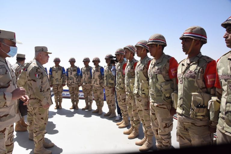 رئيس أركان الجيش المصري وعدد من المشاركين في مشروع 