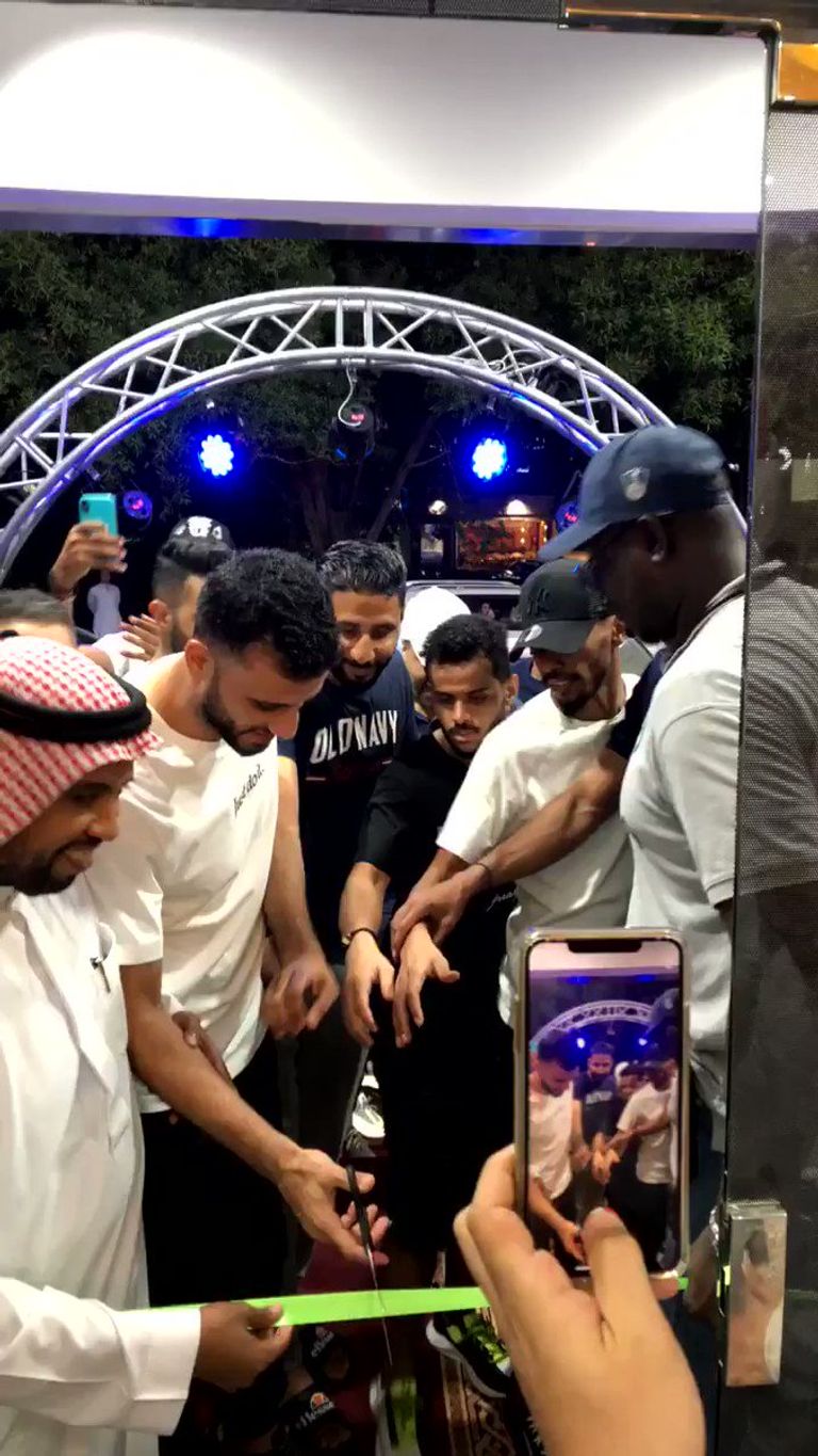 جوميز في افتتاح مطعم نواف العابد