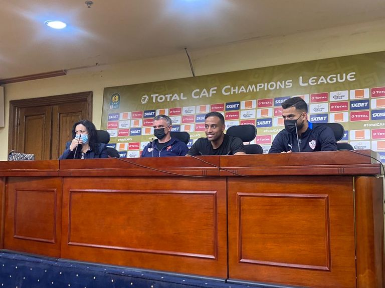 كارتيرون مدرب الزمالك ولاعبه حمزة المثلوثي خلال المؤتمر الصحفي فريق الزمالك