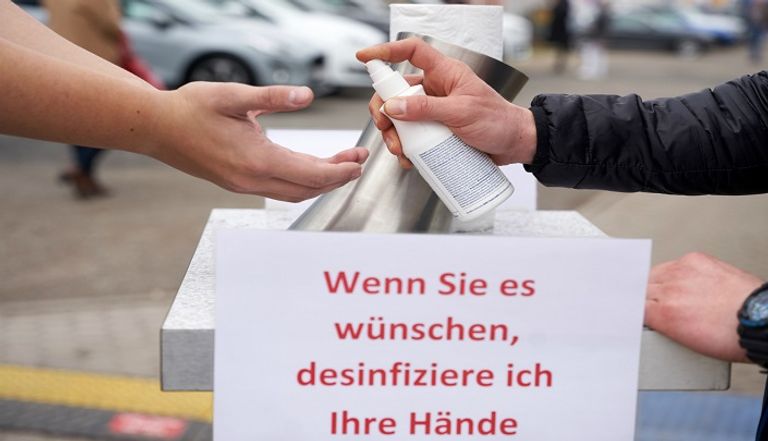 أشخاص يرتدون كمامات للوقاية من كورونا بالصين- أرشيفية