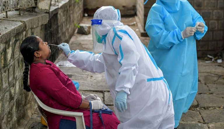 أشخاص يرتدون كمامات للوقاية من كورونا بالصين- أرشيفية