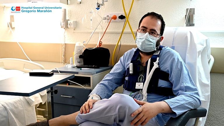 أنطونيو سلفادور يطالع صورة ابنه