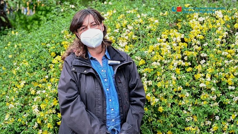 أنطونيو سلفادور يطالع صورة ابنه