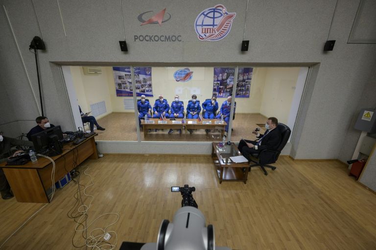 أفراد طاقم رحلة "سويوز ام اس -18" في الحجر الصحي خلال مؤتمر صحفي قبل انطلاقهم من قاعدة بايكونور إلى محطة الفضاء الدولية في 8 أبريل 2021 صاروخ