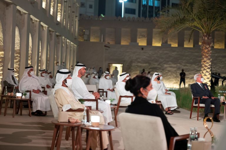 الشيخ محمد بن زايد آل نهيان يسلم جائزة أبوظبي للفريق الركن متقاعد عبيد محمد الكعبي