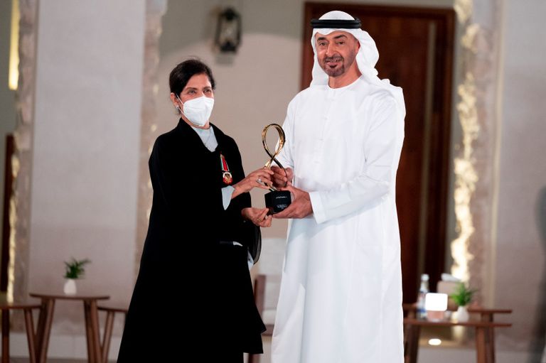 الشيخ محمد بن زايد آل نهيان يسلم جائزة أبوظبي للفريق الركن متقاعد عبيد محمد الكعبي