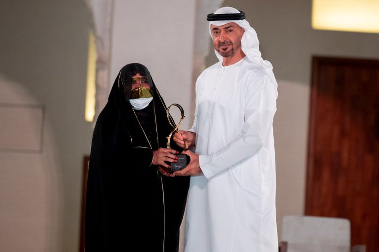 الشيخ محمد بن زايد آل نهيان يسلم جائزة أبوظبي للفريق الركن متقاعد عبيد محمد الكعبي