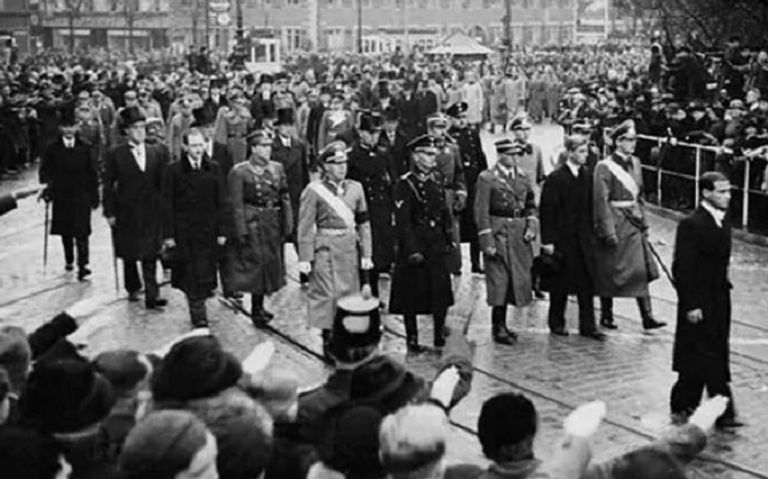 صنعت رجلا استثنائيا.. طفولة الأمير فيليب "الصعبة" الأمير فيليب مع العائلة - ديلي ميرور