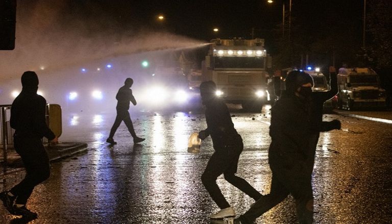 أعمال عنف "غير مسبوقة" في أيرلندا جانب من المواجهات التي شهدتها أيرلندا الشمالية- أ.ف.ب