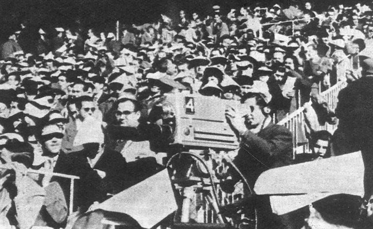 صورة من مدرجات أول كلاسيكو بين ريال مدريد وبرشلونة يذاع تلفزيونيا