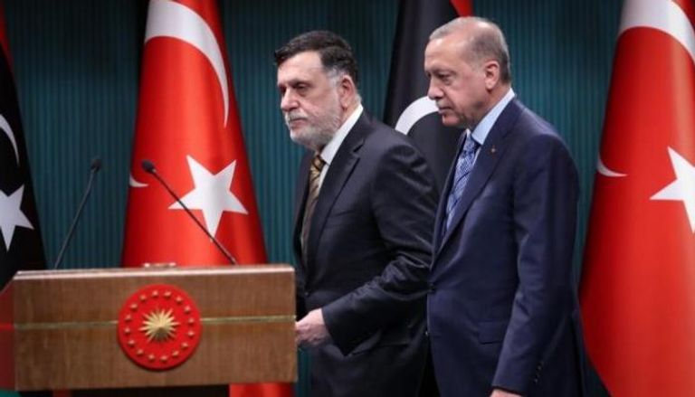 الرئيس التركي أردوغان وإلى جواره فايز السراج - أرشيفية