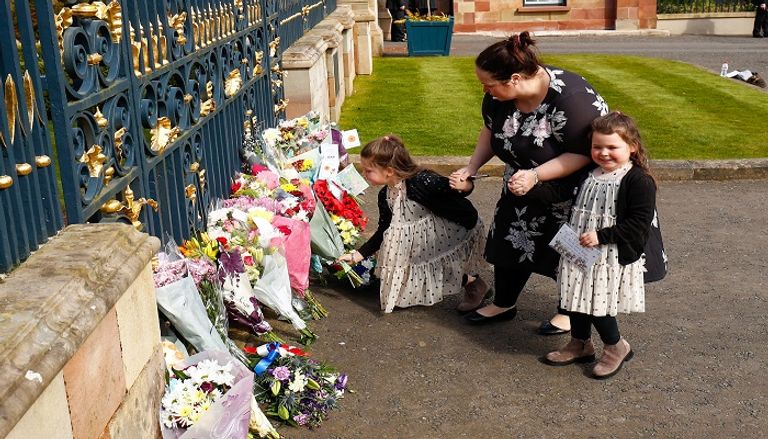 القوات المسلحة البريطانية تطلق المدفعية تكريما لأمير فيليب