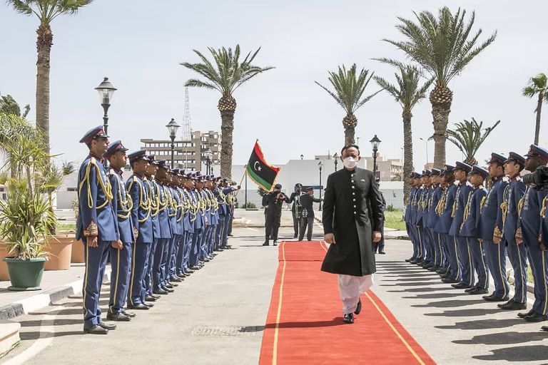 رئيس المجلس الرئاسي المنفي خلال لقائه السفير الباكستاني (الرئاسي)