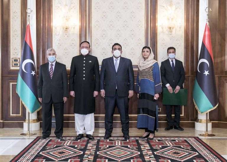 رئيس المجلس الرئاسي المنفي خلال لقائه السفير الباكستاني (الرئاسي)