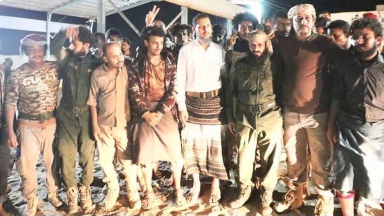 جانب من عملية تبادل الأسرى والمحتجزين في أبين