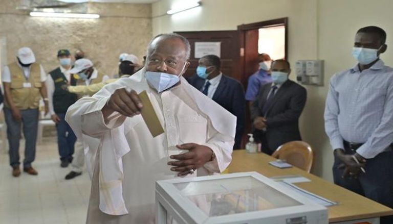 رئيس جيبوتي أثناء الإدلاء بصوته في الانتخابات- أ.ف.ب 