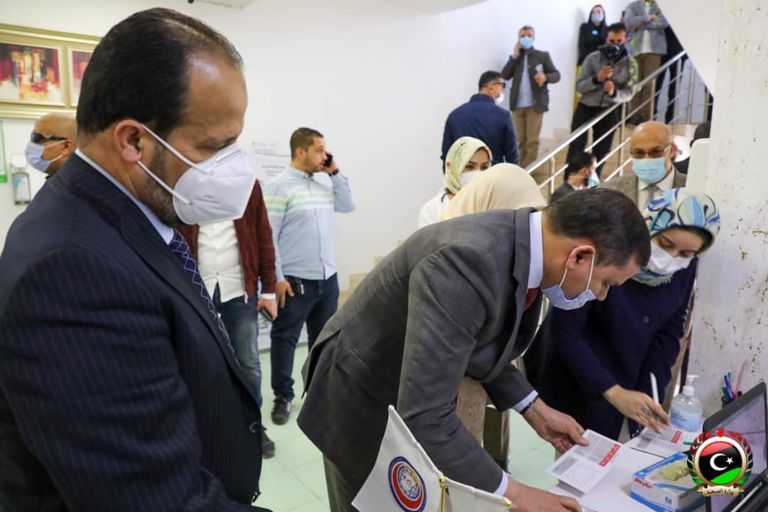رئيس الحكومة الليبية يتلقى لقاح كورونا