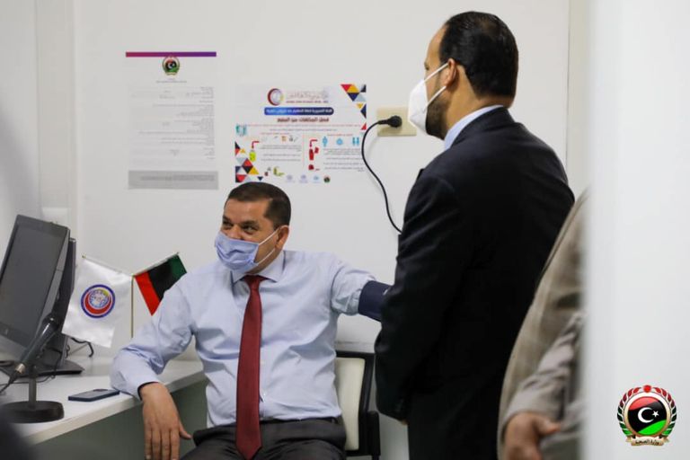 رئيس الحكومة الليبية يتلقى لقاح كورونا