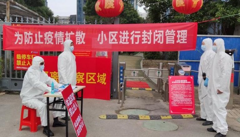 سيدة تتلقى لقاح كورونا بأمريكا