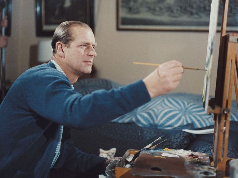 الأمير فيليب إلى جوار زوجته الملكة إليزابيث الثانية