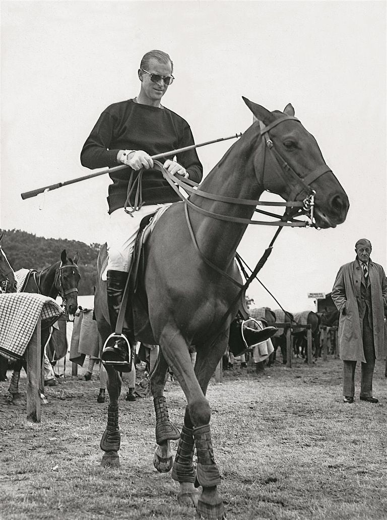الأمير فيليب إلى جوار زوجته الملكة إليزابيث الثانية