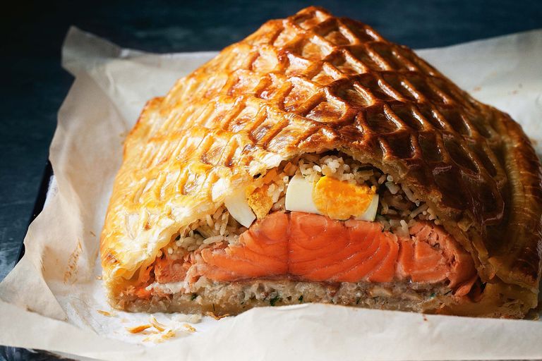 الأمير فيليب إلى جوار زوجته الملكة إليزابيث الثانية