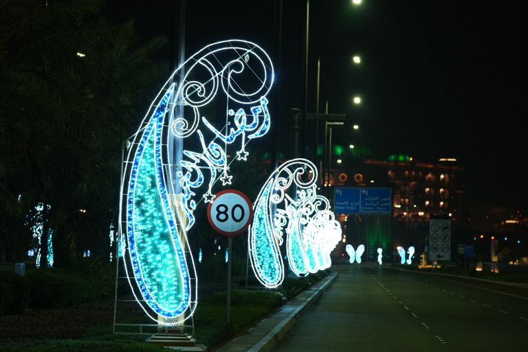 اللوحات المضيئة تزين شوارع أبوظبي احتفاء بشهر رمضان