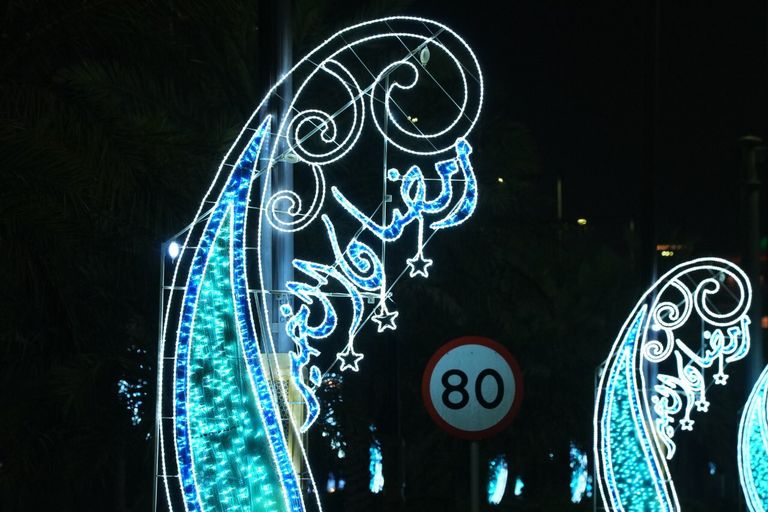 اللوحات المضيئة تزين شوارع أبوظبي احتفاء بشهر رمضان