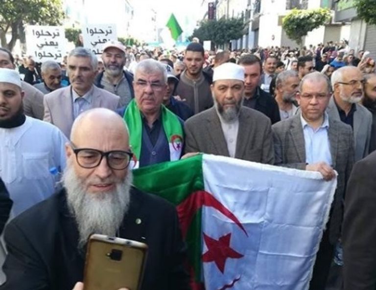 الإخواني جاب الله بمظاهرة شعبية مع قيادات من جبهة الإنقاذ الإرهابية - أرشيفية الإخوانيان الجزائريان عبد الرزاق مقري وعبد الله جاب الله - أرشيفية