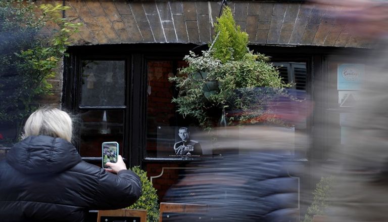 بريطانية تلتقط صورة للأمير فيليب في شبابه- رويترز صورة للأمير فيليب وسط زهور وضعها محبوه أمام قصر بكنجهام - رويترز