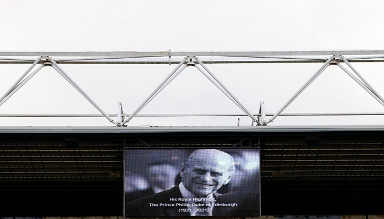 صورة للأمير فيليب معلقة على أحد الطرق الرئيسية في بريطانيا- رويترز صورة للأمير فيليب وسط زهور وضعها محبوه أمام قصر بكنجهام - رويترز