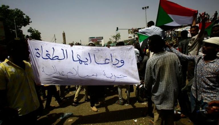 جانب من مظاهرات السودانيين ضد نظام البشير 