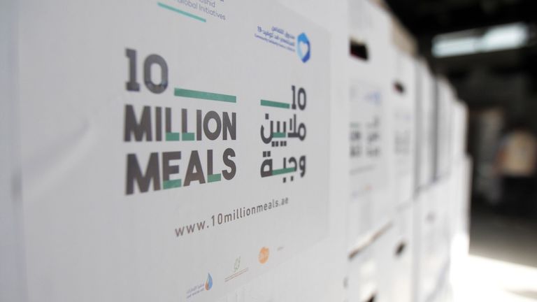 جانب من جهود حملة 10 ملايين وجبة التي أطلقتها دولة الإمارات في رمضان الماضي حملة