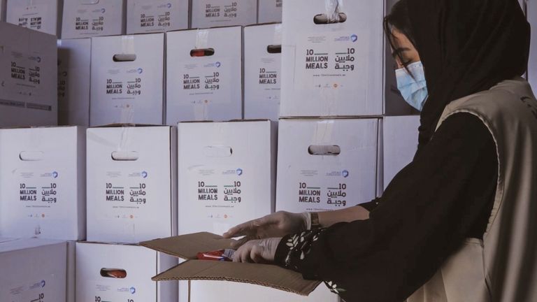 جانب من جهود حملة 10 ملايين وجبة التي أطلقتها دولة الإمارات في رمضان الماضي حملة